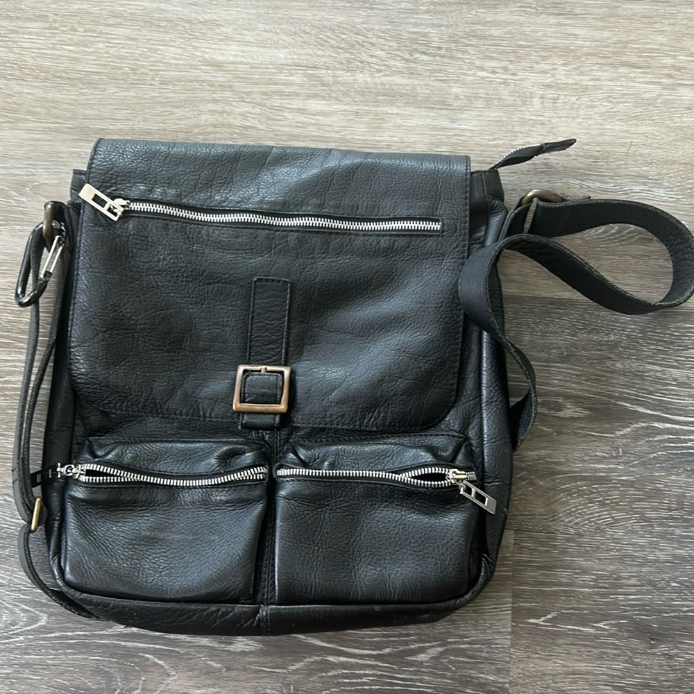 Black bag /murse. 100% leather. Made in Ecuador.